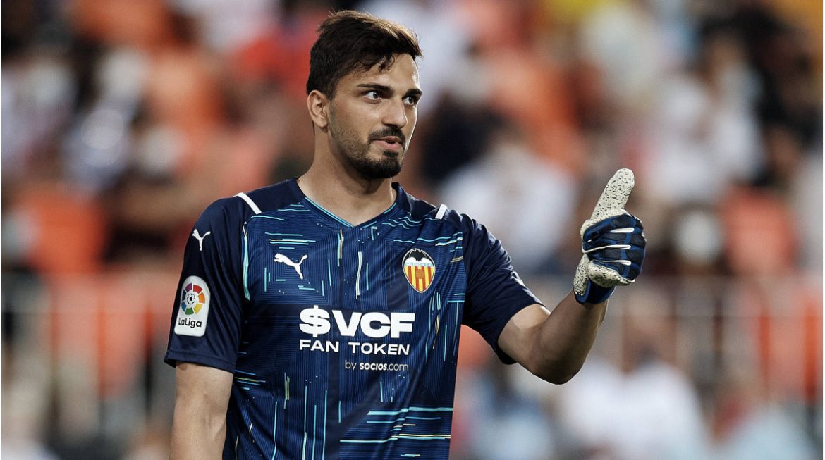 liverpool-signs-mamardashvili:-world’s-most-valuable-goalkeeper-stays-in-valencia-until-2025