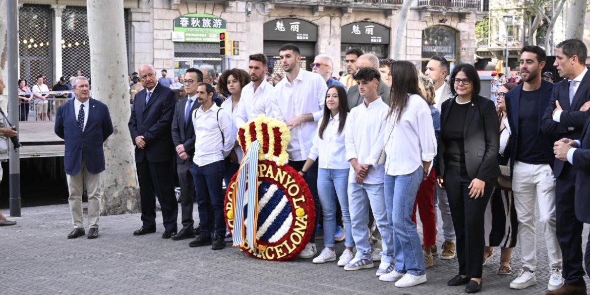 espanyol-makes-its-traditional-floral-offering-on-the-diada