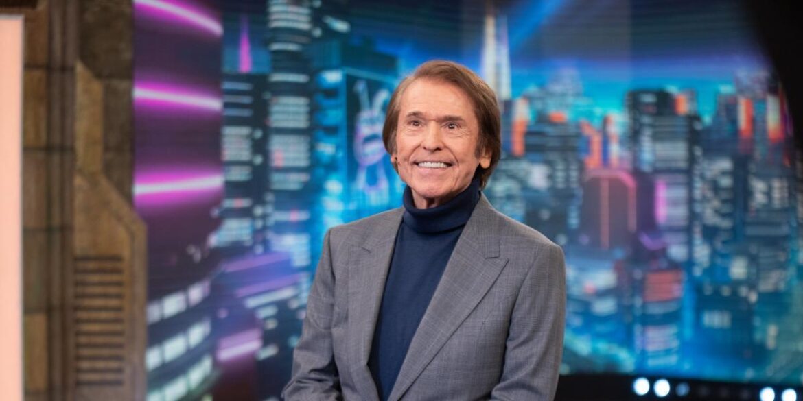 raphael,-admitted-urgently-after-suffering-a-cardiovascular-accident-while-recording-‘la-revuelta’